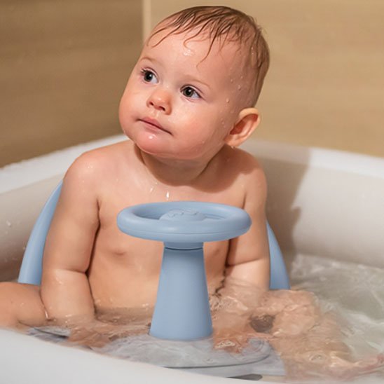 Siège de bain bébé à ventouses installé dans une baignoire